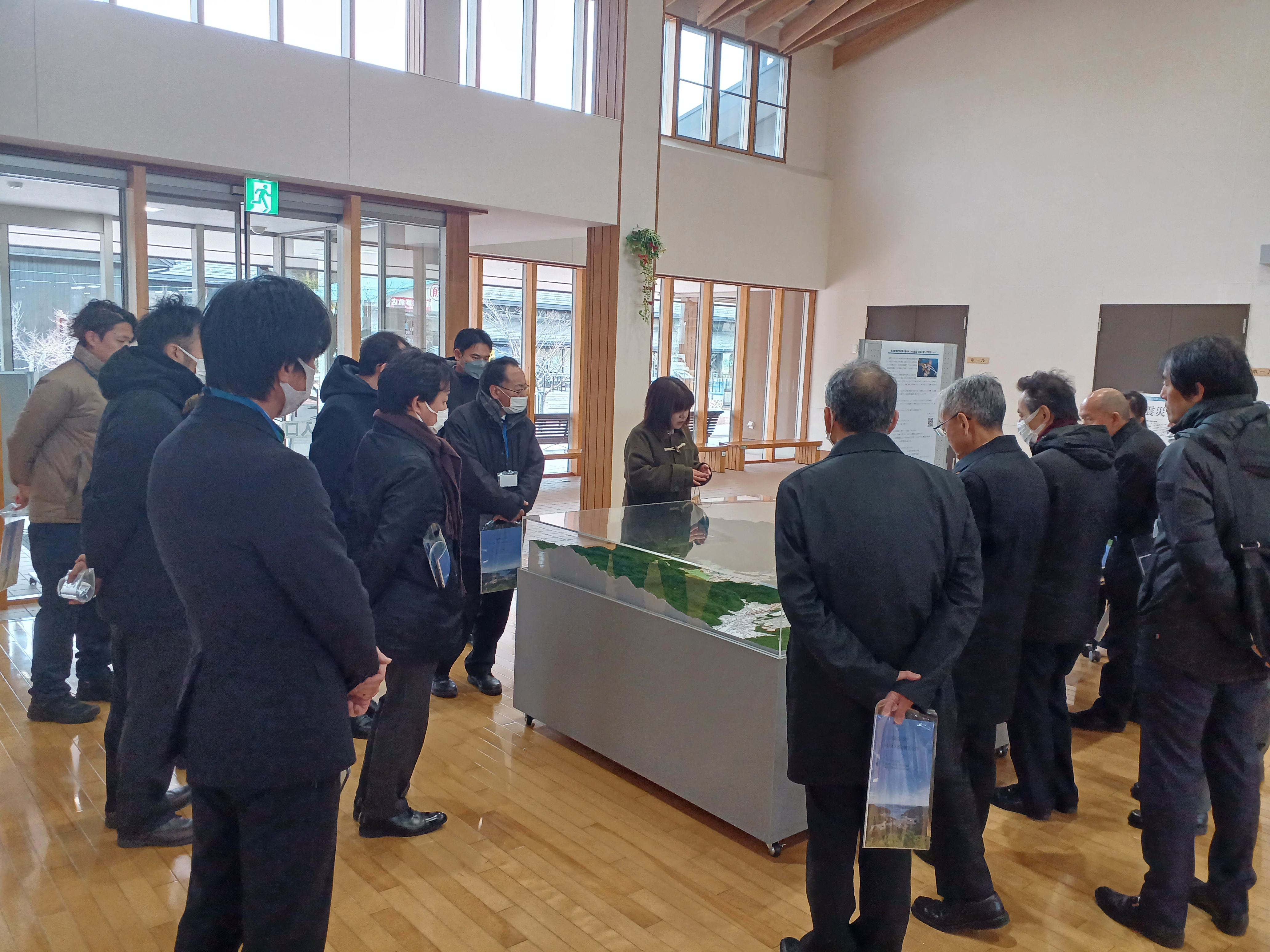 模型を使用し、女川のまちづくりについて説明を受ける