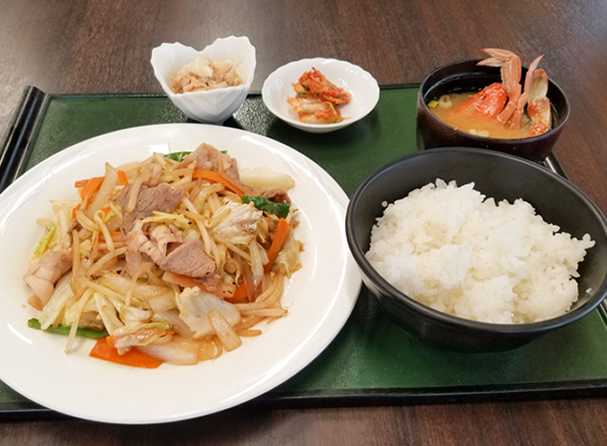 人気メニューの野菜炒め定食