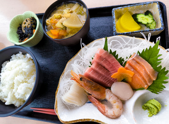 新鮮な魚介が惜しげもなく盛られた刺身定食