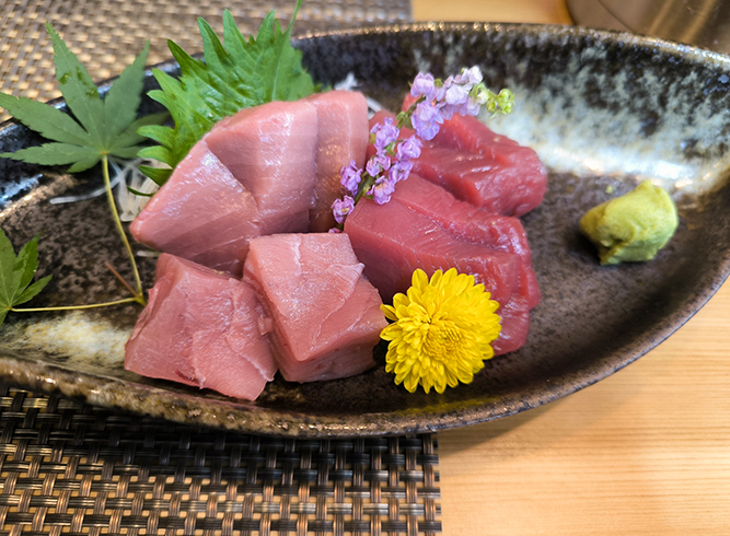 プロの目利きによる本マグロ刺盛は驚きの厚さ