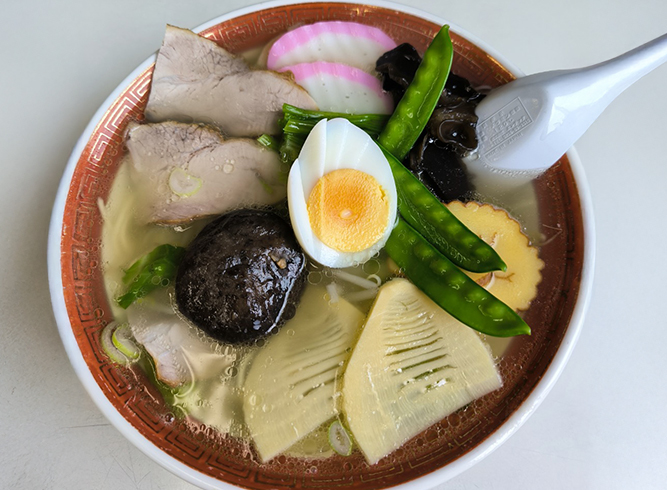 美しい五目ラーメンは塩味もオススメ