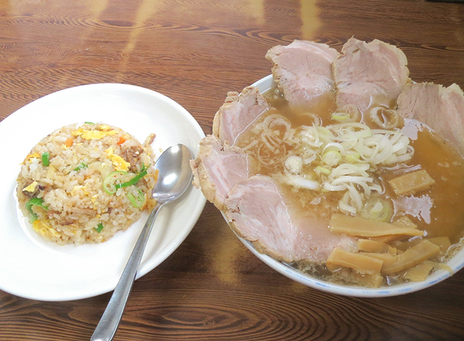 人情食堂ならではのチャーシュー麺と半チャーハンセット