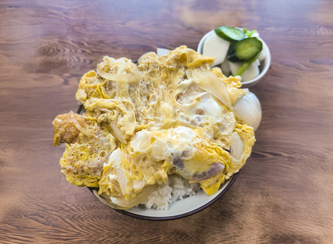 丼からはみ出すボリュームのかつ丼