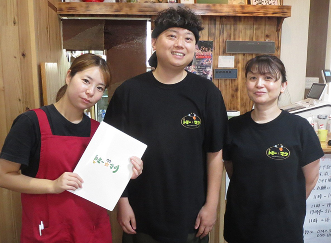 （右から）富山朋美さん、山野辺徹也さん、優華さんオリジナルの味を追求している