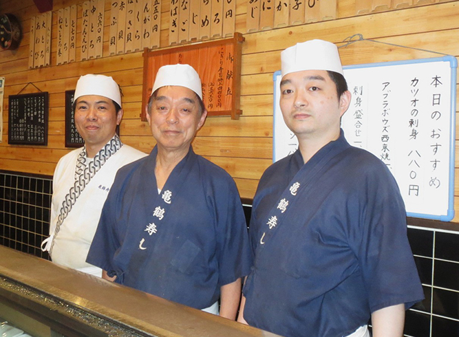 （右から）平山篤司さん、典盟さん、山内太一さん 店が混むほどに3人の連携プレーが光る