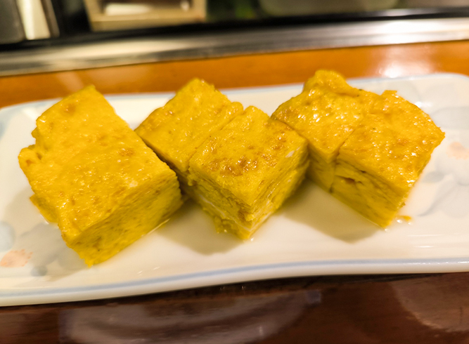 ほんのり甘くやわらかい……。店主の人柄を感じさせる玉子焼き